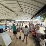 Actividad infantil en zona exterior de camping