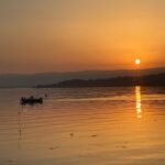 Atardecer sobre el mar con barco en Galicia