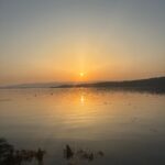 Atardecer sobre el mar con reflejo dorado