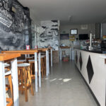 Bar cafetería interior en camping familiar