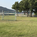 Campo de fútbol en camping junto al mar