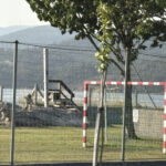 Campo de fútbol infantil junto al mar