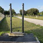 Duchas exteriores en zona verde de camping