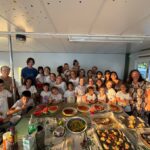 Fiesta infantil con grupo de niños y merienda