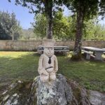 Figura decorativa en zona exterior de camping
