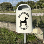 Papelera para excrementos de perro en camping