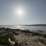 Playa rocosa junto al mar en Galicia