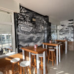 Zona interior de mesas en bar de camping