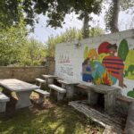 Zona de picnic con mural en camping